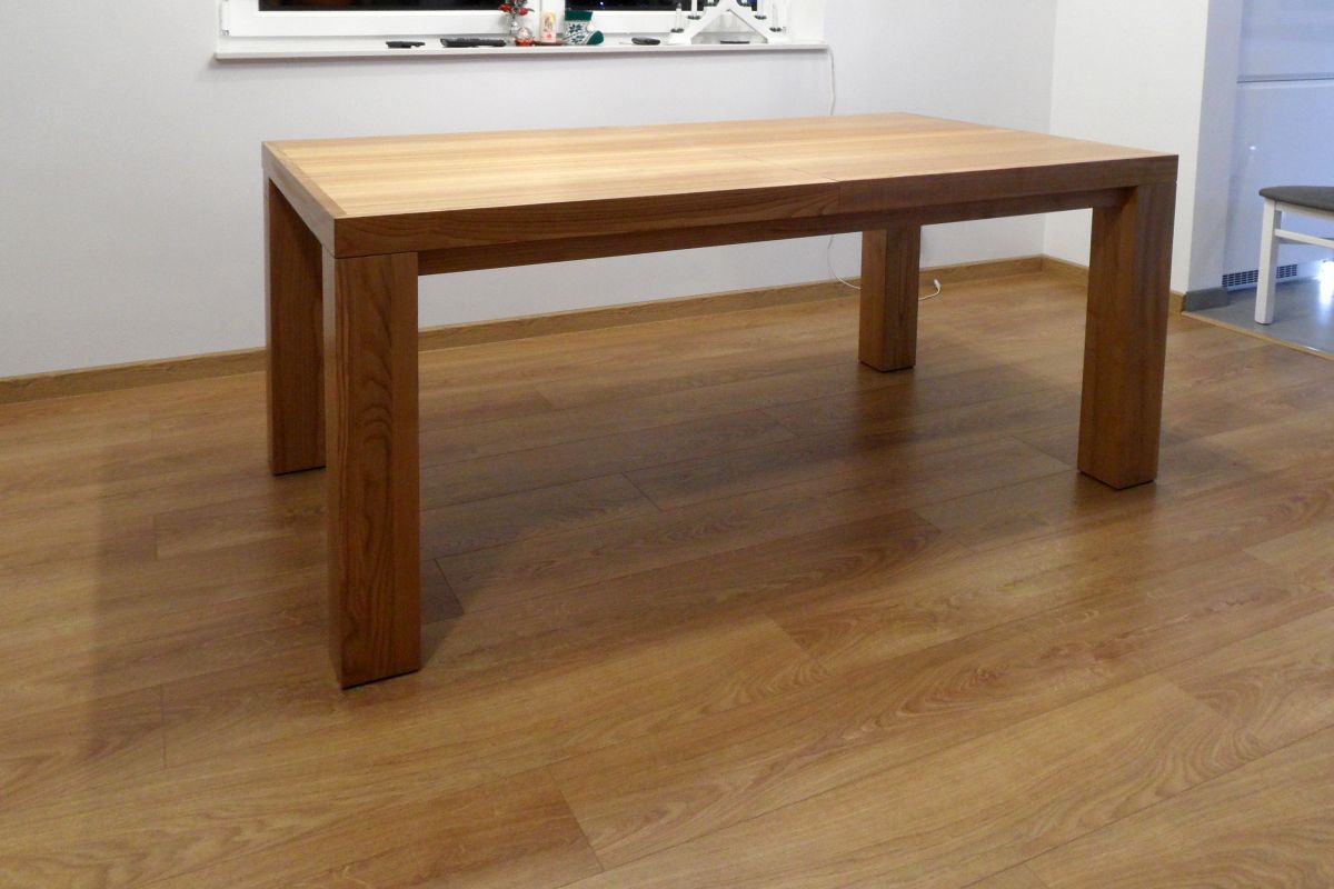 Rozkładany stół z litego drewna 1